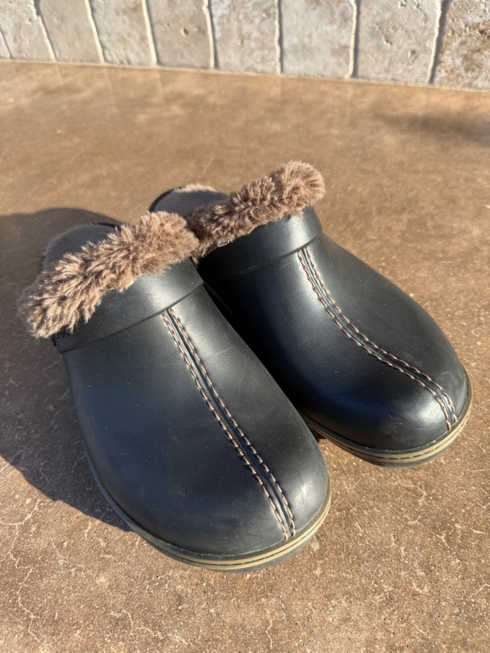 CROCS Black Clog Mules with Brown Faux Fur Lining and Trim -size10